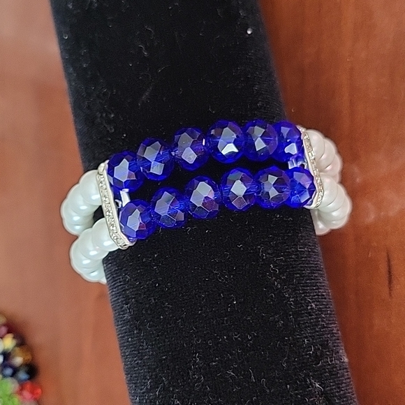 Jewelry - Crystal blue strechay bracelet 💙💙